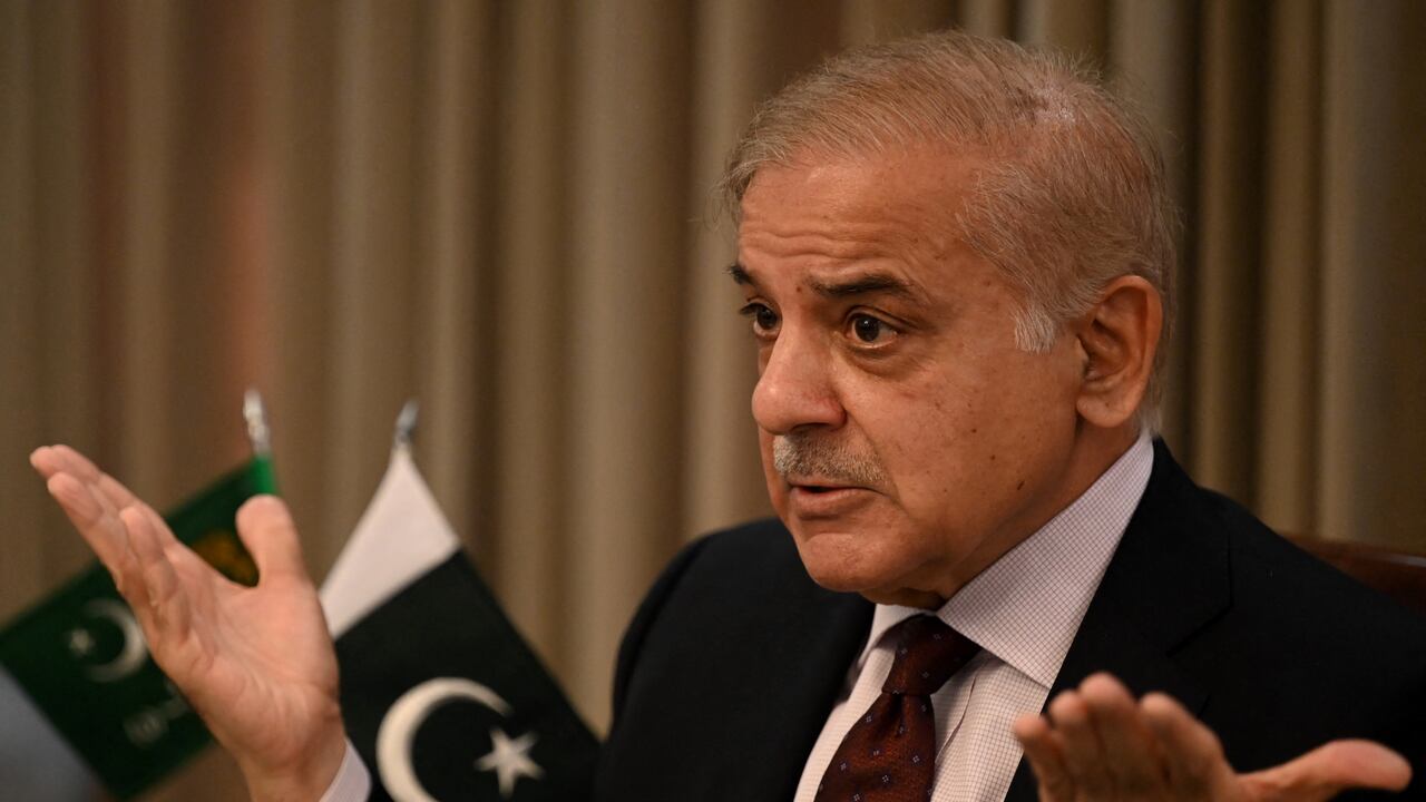Shehbaz Sharif fue elegido Primer Ministro de Pakistán, en medio de una grave crisis política en el país. (Photo by Aamir QURESHI / AFP)