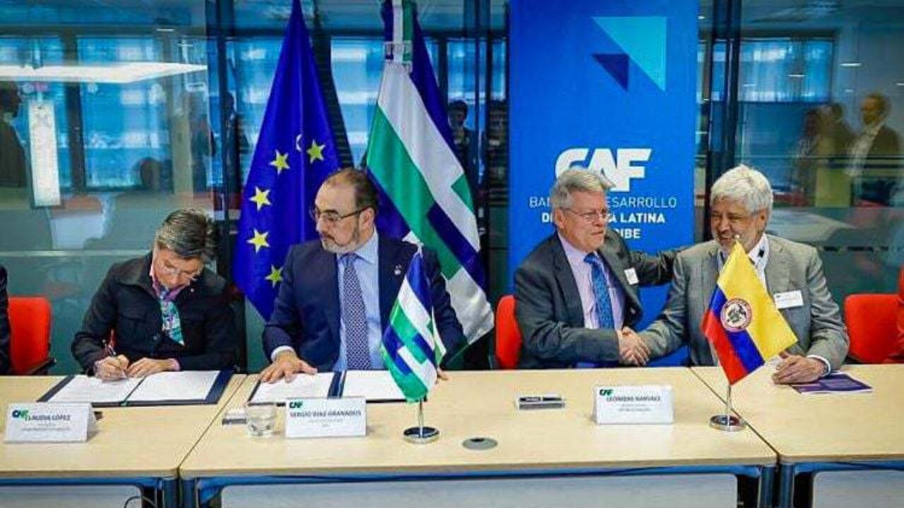 El Banco de Desarrollo de América Latina y el Caribe (CAF) y la Empresa Metro de Bogotá S.A. firmaron en Bruselas (Bélgica) el convenio que se convierte en una línea de crédito para aportar en la financiación de la Línea 2 del Metro.
