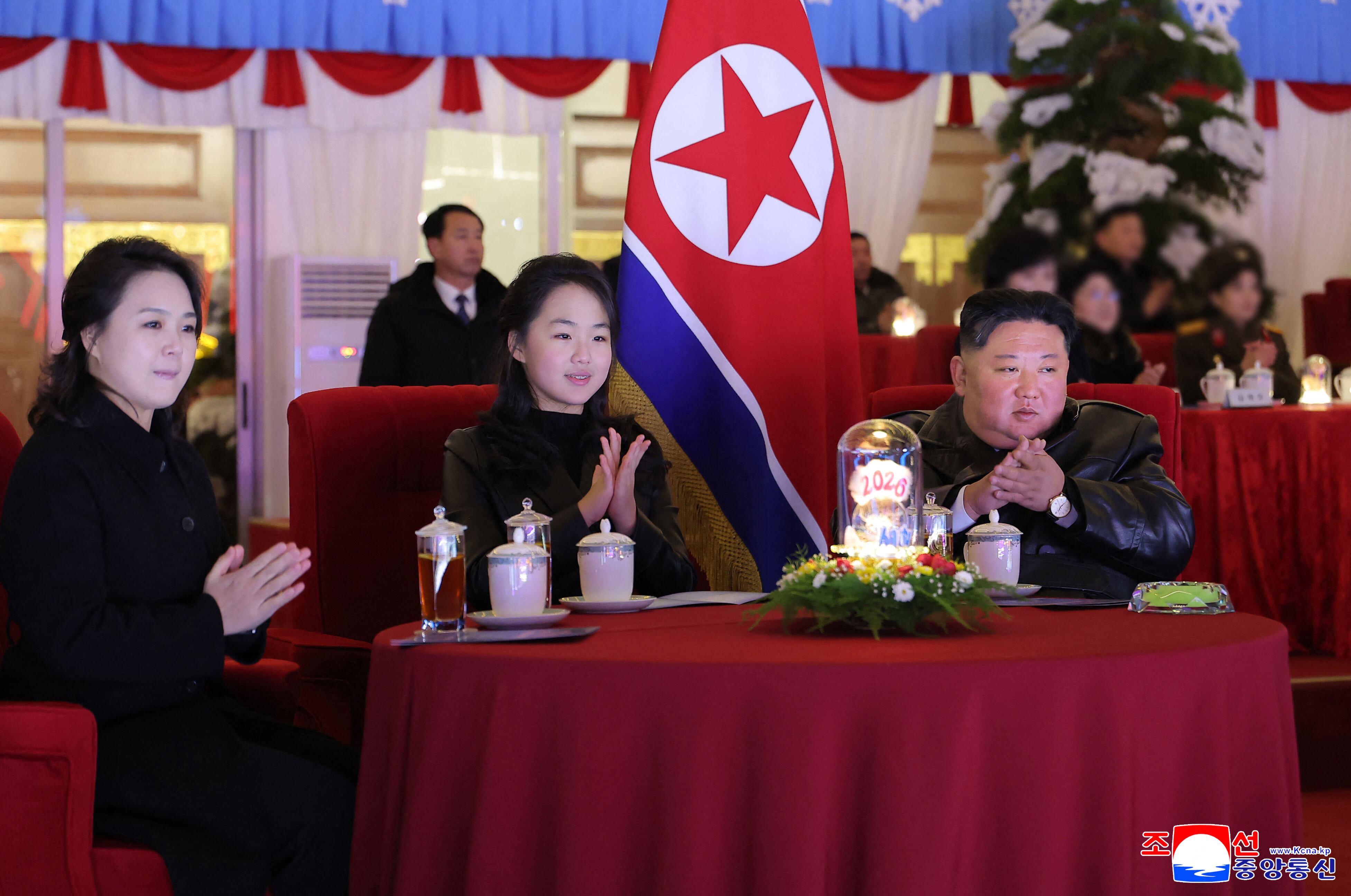 Kim Jong-un, su hija Kim Ju Ae (centro) y su esposa Ri Sol Ju (izquierda) presenciando una celebración de Año Nuevo en el Estadio del Primero de Mayo en Pyongyang.