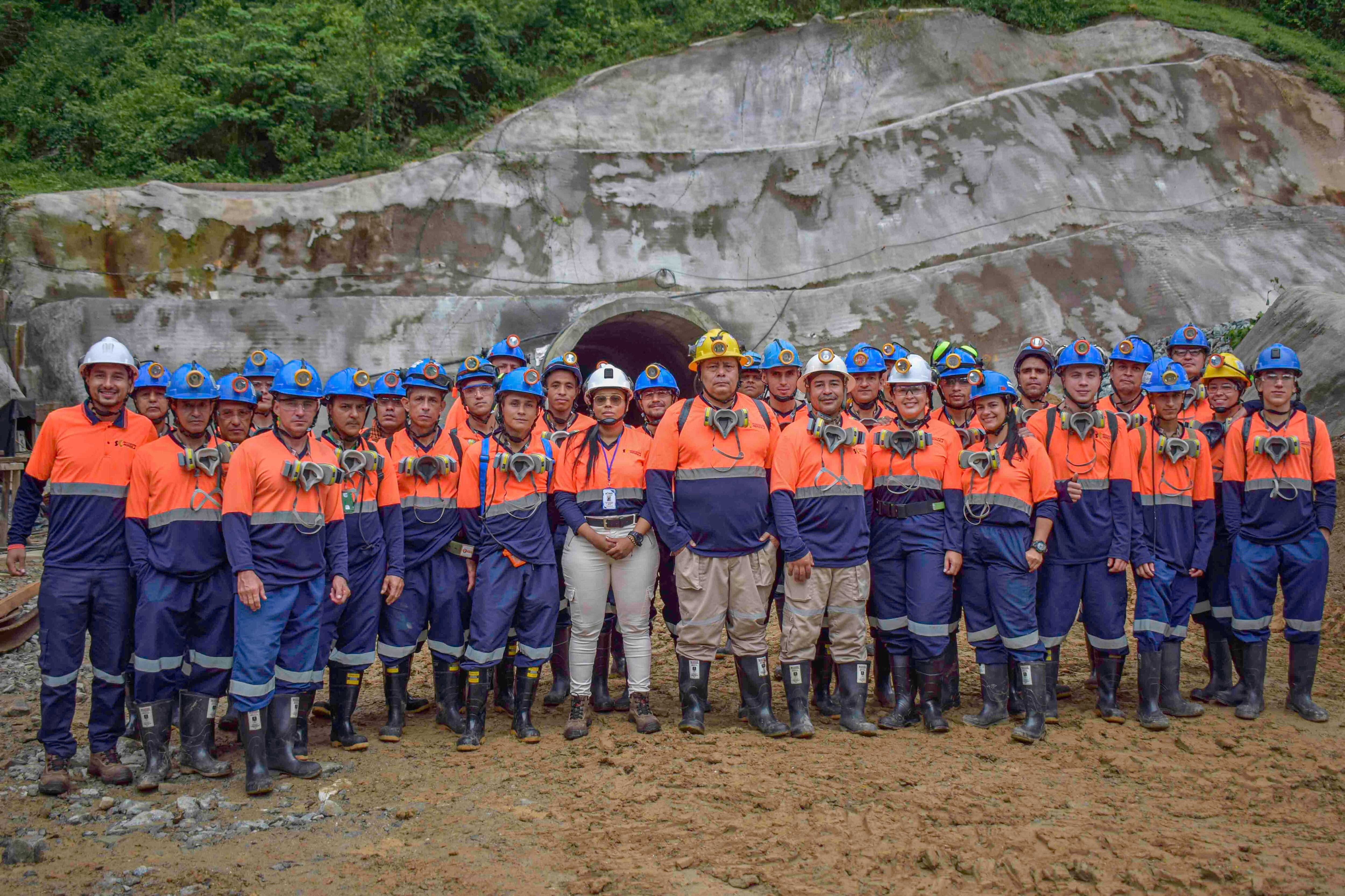 En Caldas y Antioquia mineros artesanales conviven en un mismo territorio con la industria extractiva