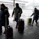 Los viajeros llegan a la Terminal 3 del Aeropuerto Internacional O'Hare en Chicago, el jueves 22 de diciembre de 2022. (AP Photo/Nam Y. Huh)