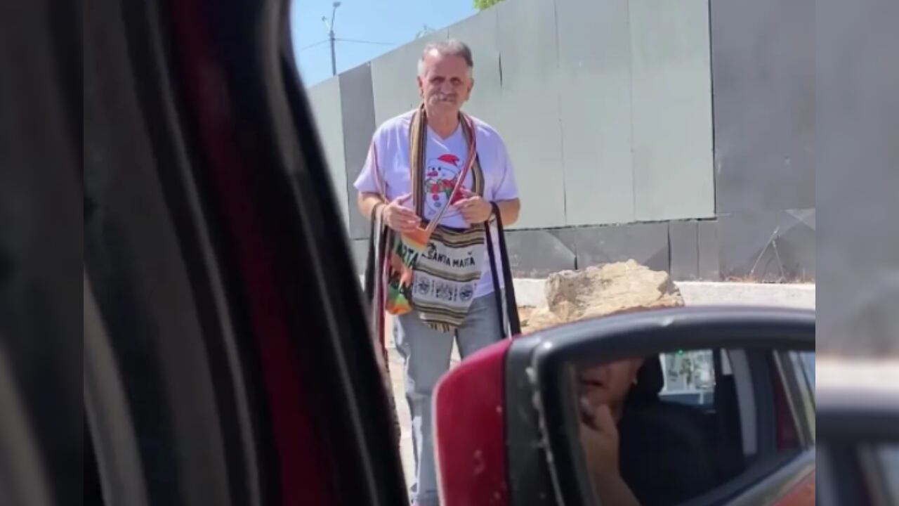 Álvaro Lemmon, el hombre caimán, vendiendo mochilas en Santa Marta
