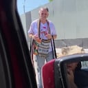 Álvaro Lemmon, el hombre caimán, vendiendo mochilas en Santa Marta