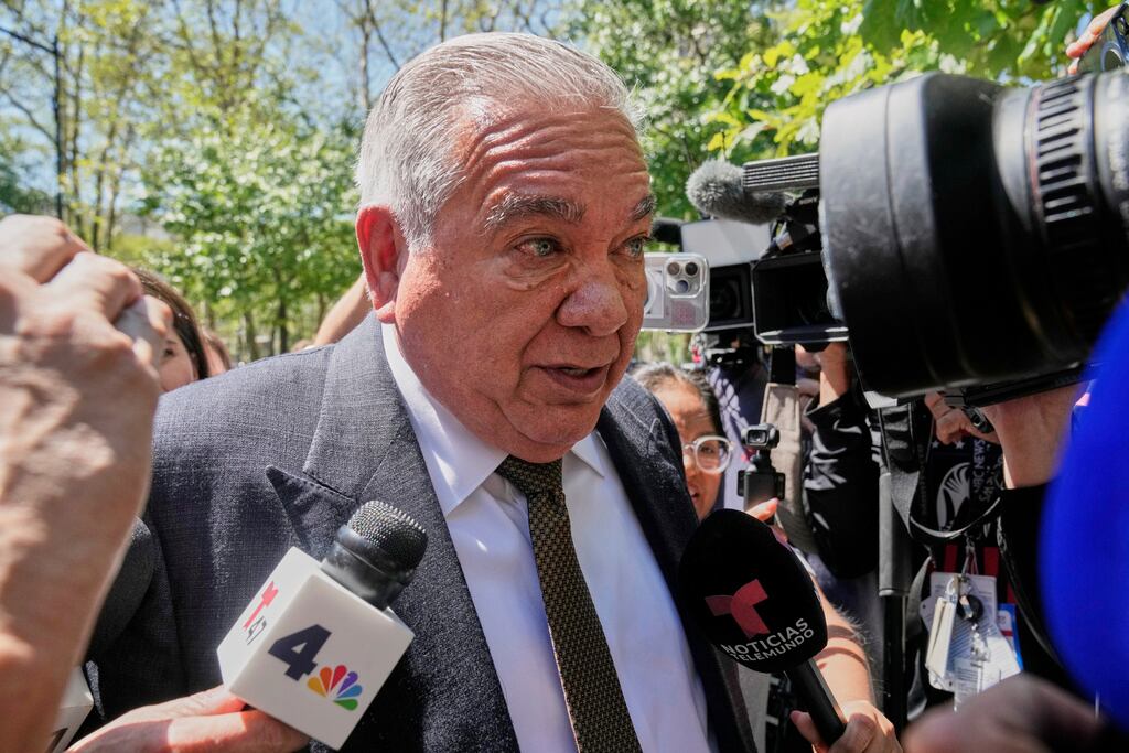 Frank Pérez, abogado del exjefe del cártel mexicano Ismael "El Mayo" Zambada, sale de la corte federal en el distrito de Brooklyn, Nueva York, el lunes 25 de agosto de 2025. (Foto AP/Richard Drew)