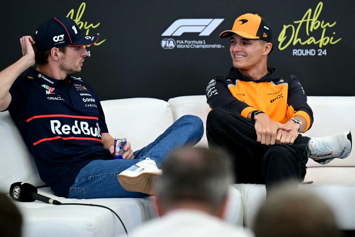 El piloto holandés de Red Bull Racing, Max Verstappen (izq.), y el piloto británico de McLaren, Lando Norris, asisten a una conferencia de prensa antes del Gran Premio de Fórmula Uno de Abu Dhabi.