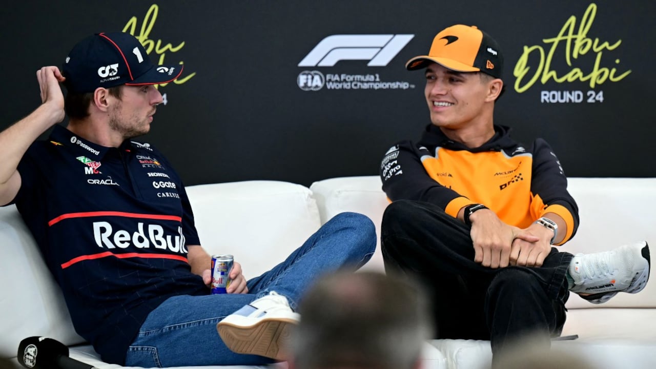 El piloto holandés de Red Bull Racing, Max Verstappen (izq.), y el piloto británico de McLaren, Lando Norris