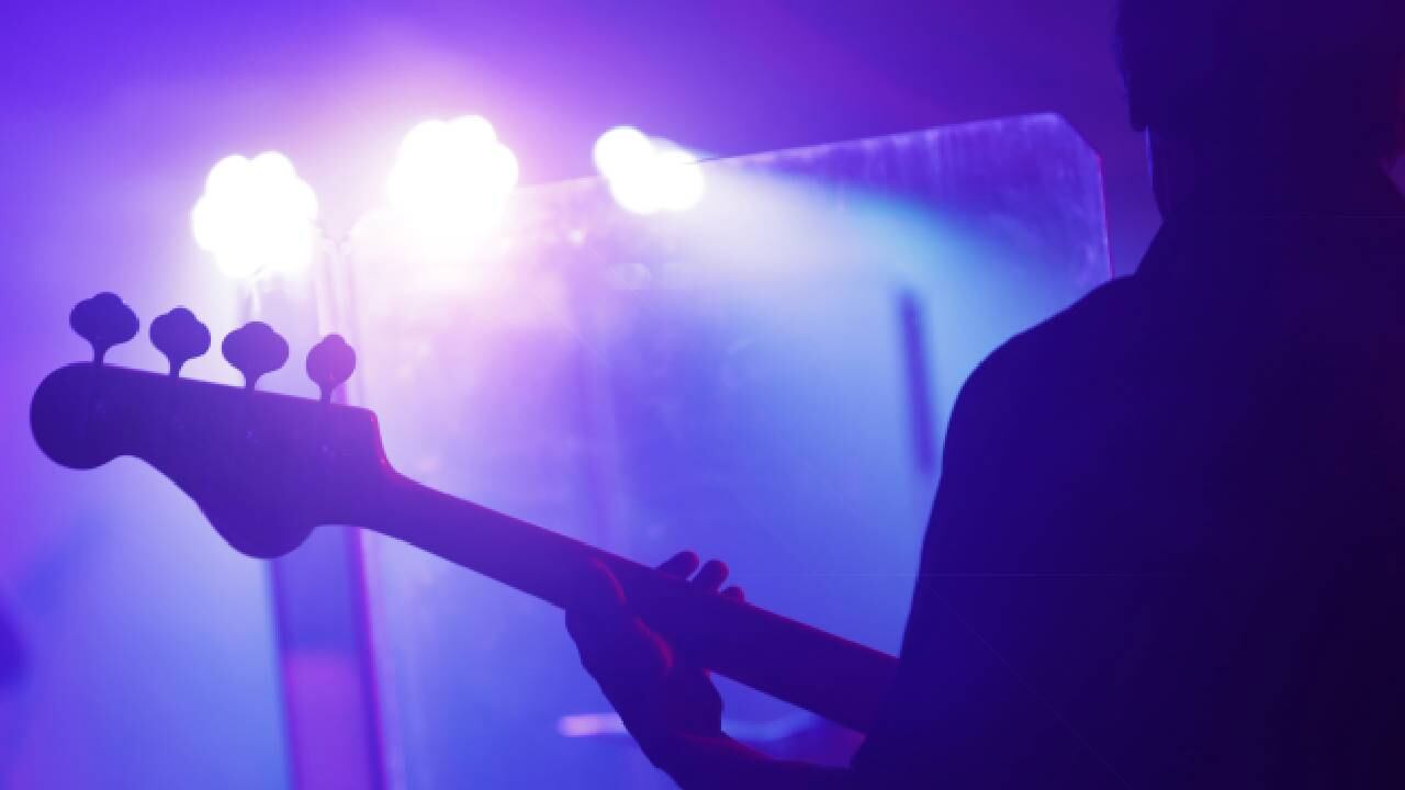 El cantante murió cuando afinaba su guitarra (imagen de referencia).