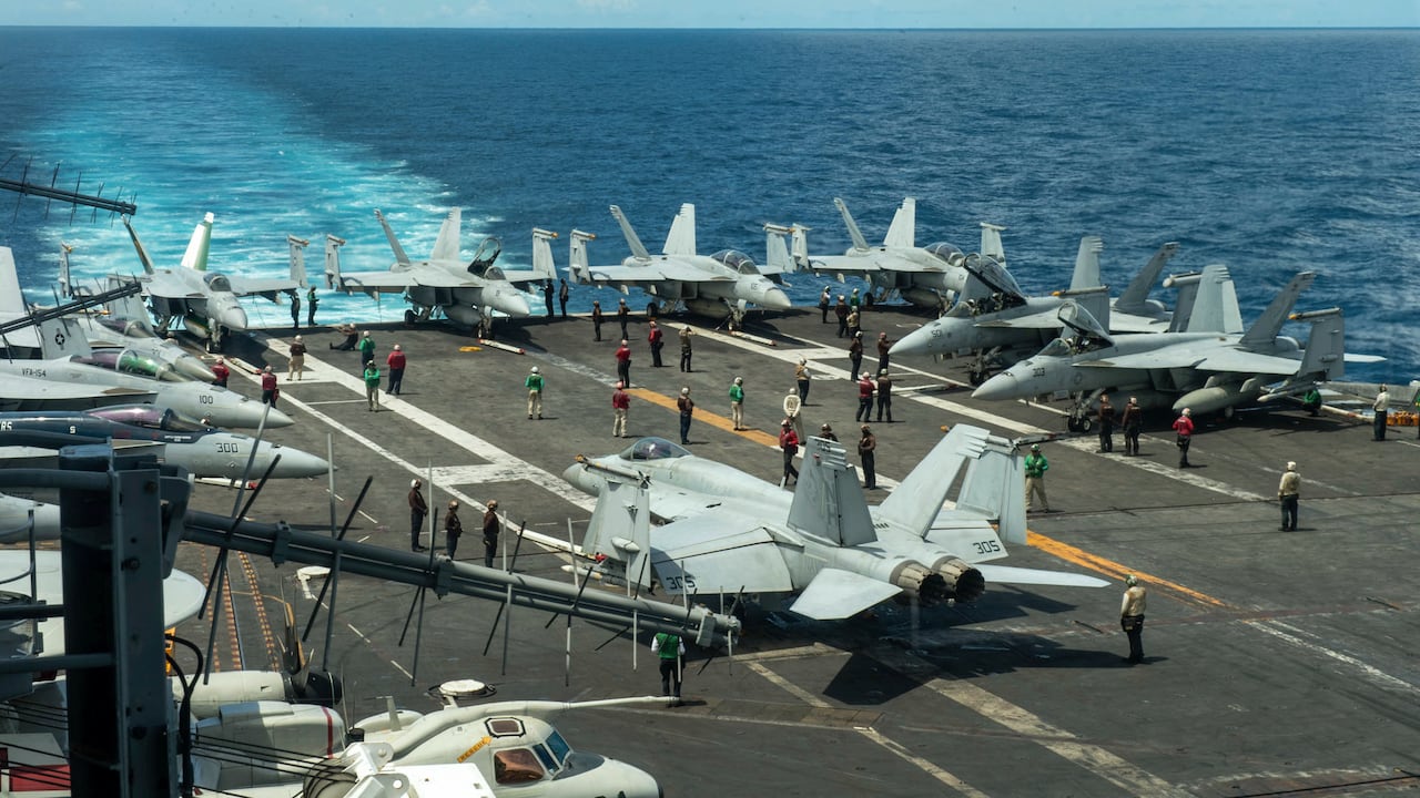 EE.UU. envía un portaaviones, buques de guerra y un escuadrón de cazas a Medio Oriente mientras la región se prepara para las represalias iraníes