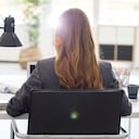 Mujer joven que trabaja en la oficina