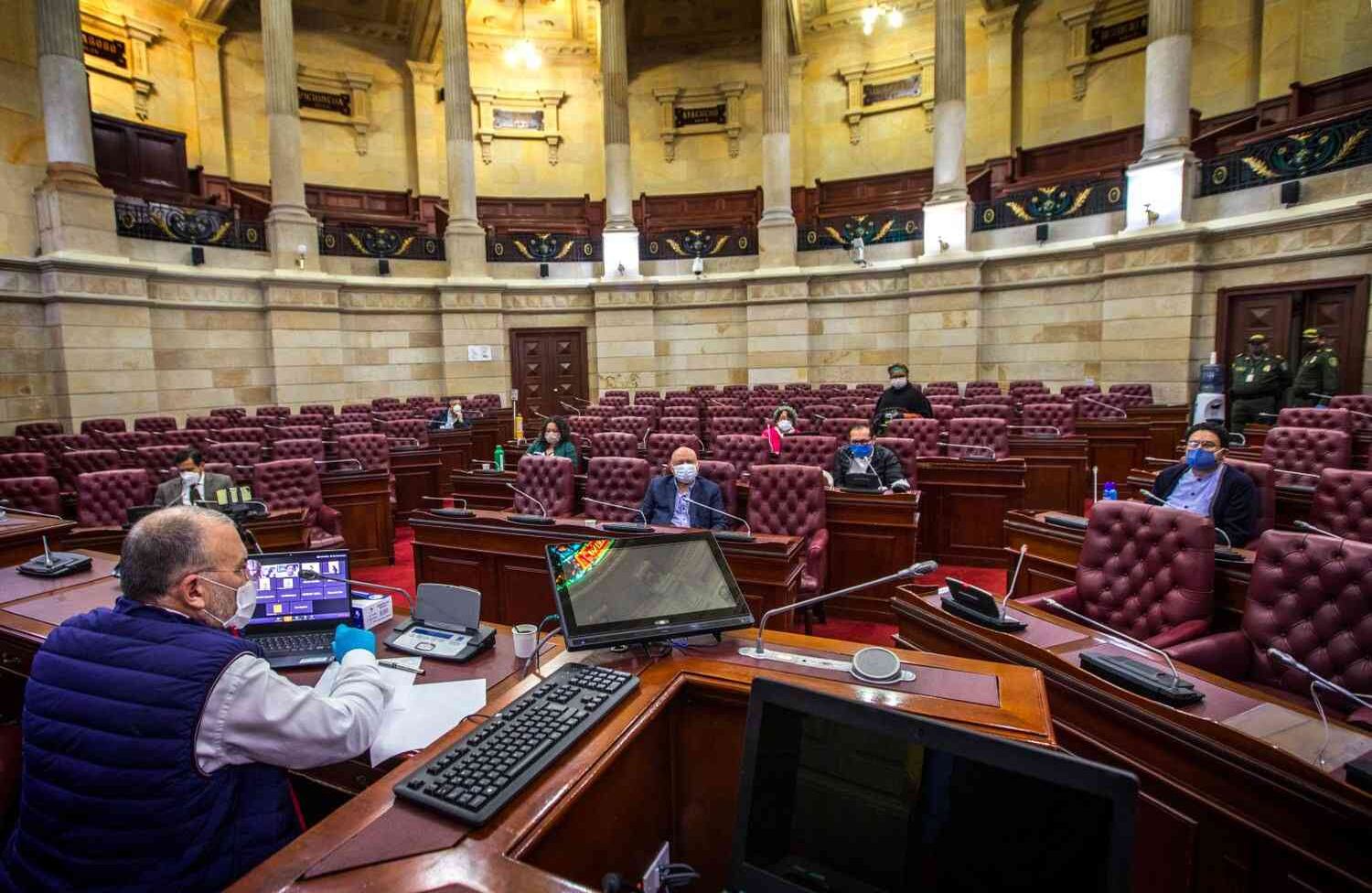 Los congresistas que asistieron llevaron tapabocas. A cada uno se le realizó un control de temperatura. Foto: Juan Carlos Sierra / SEMANA