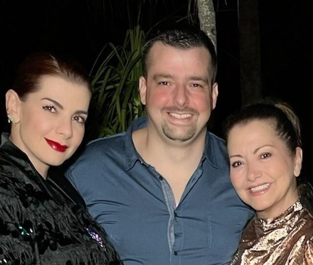 Carolina e Iván Cruz Osorio, con Luz María Osorio, madre de la modelo y su hermano