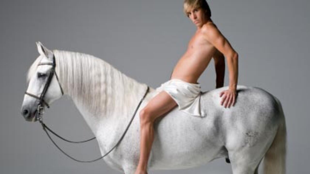 En la premiere de la película en Londres, Brüno apareció vestido con una atrevida transformación del uniforme de la guardia real. A la revista ‘GQ’ le insinuó que había tenido una aventura con su paisano Arnold Schwarzenegger