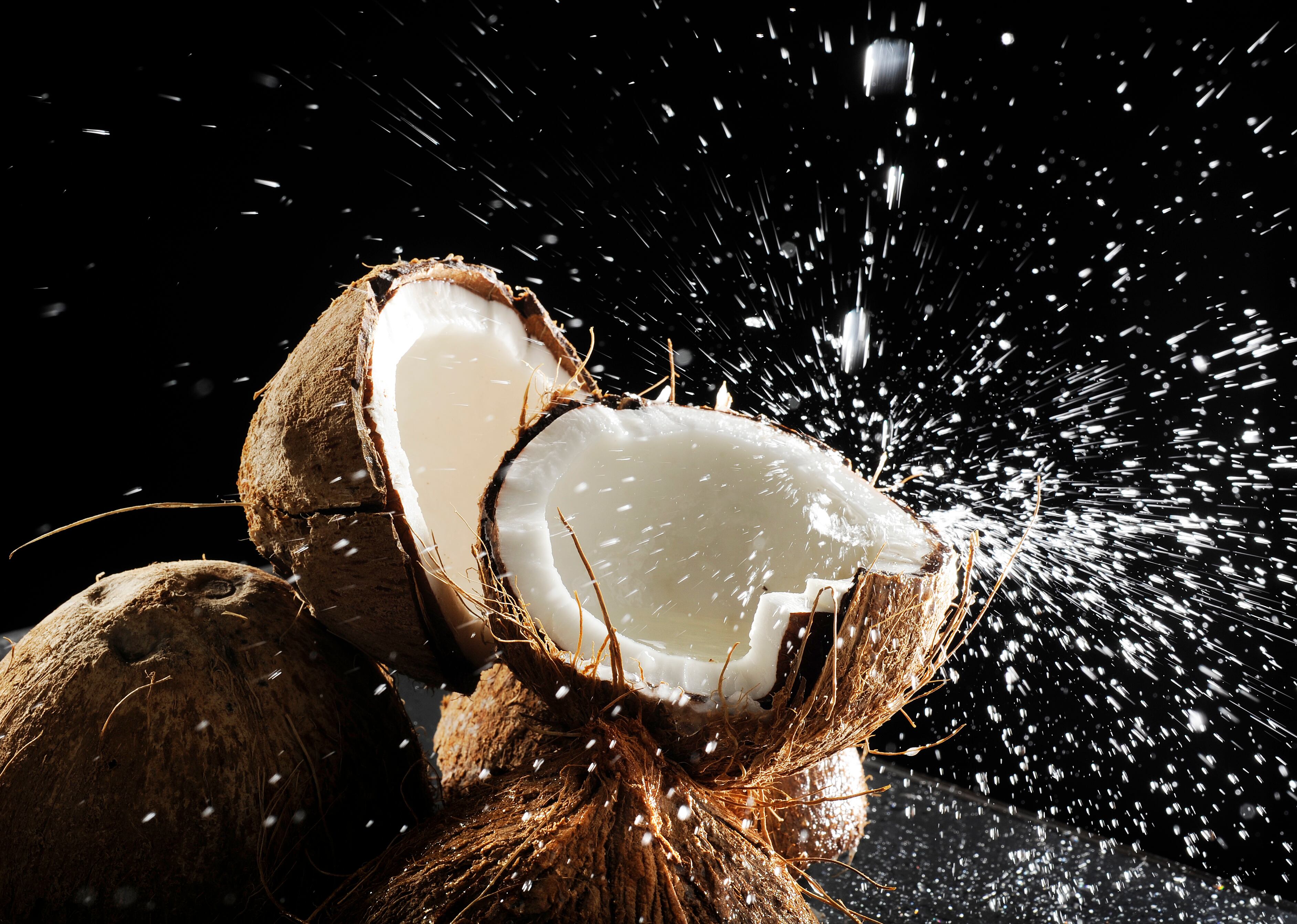El líquido se encuentra rodeado por una cáscara gruesa con una capa externa parecida al cuero e impermeable