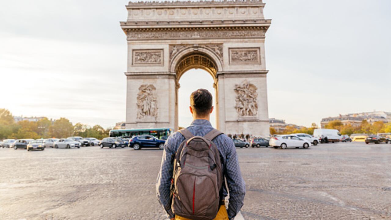 La capital de Francia le ofrece a los visitantes múltiples alternativas para recorrer y conocer como la Torre Eiffel, la catedral de Notre Dame, los Campos Elíseos, el Arco de Triunfo, la basílica del Sacré Cœur, el Palacio de Los Inválidos, el Panteón, el arco de la Defensa, la ópera Garnier y el barrio de Montmartre, entre otros.