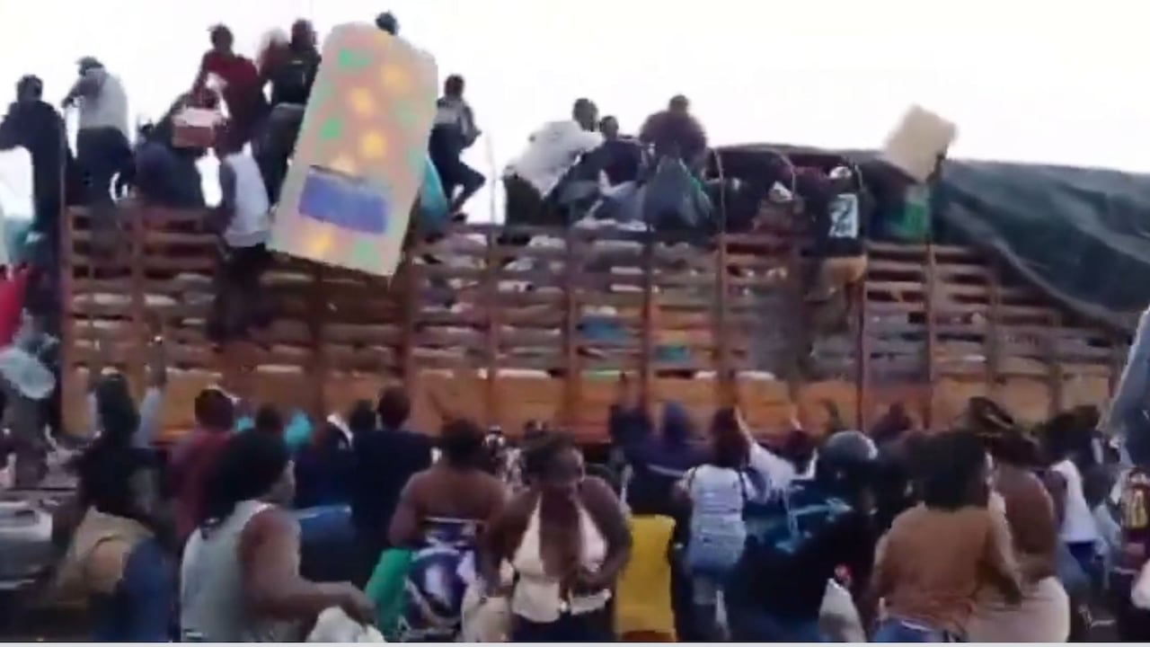Un tractocamión que transportaba ayudas humanitarias desde Pasto llegó a Buenaventura, donde la entrega quedó registrada en video y generó polémica en redes sociales.