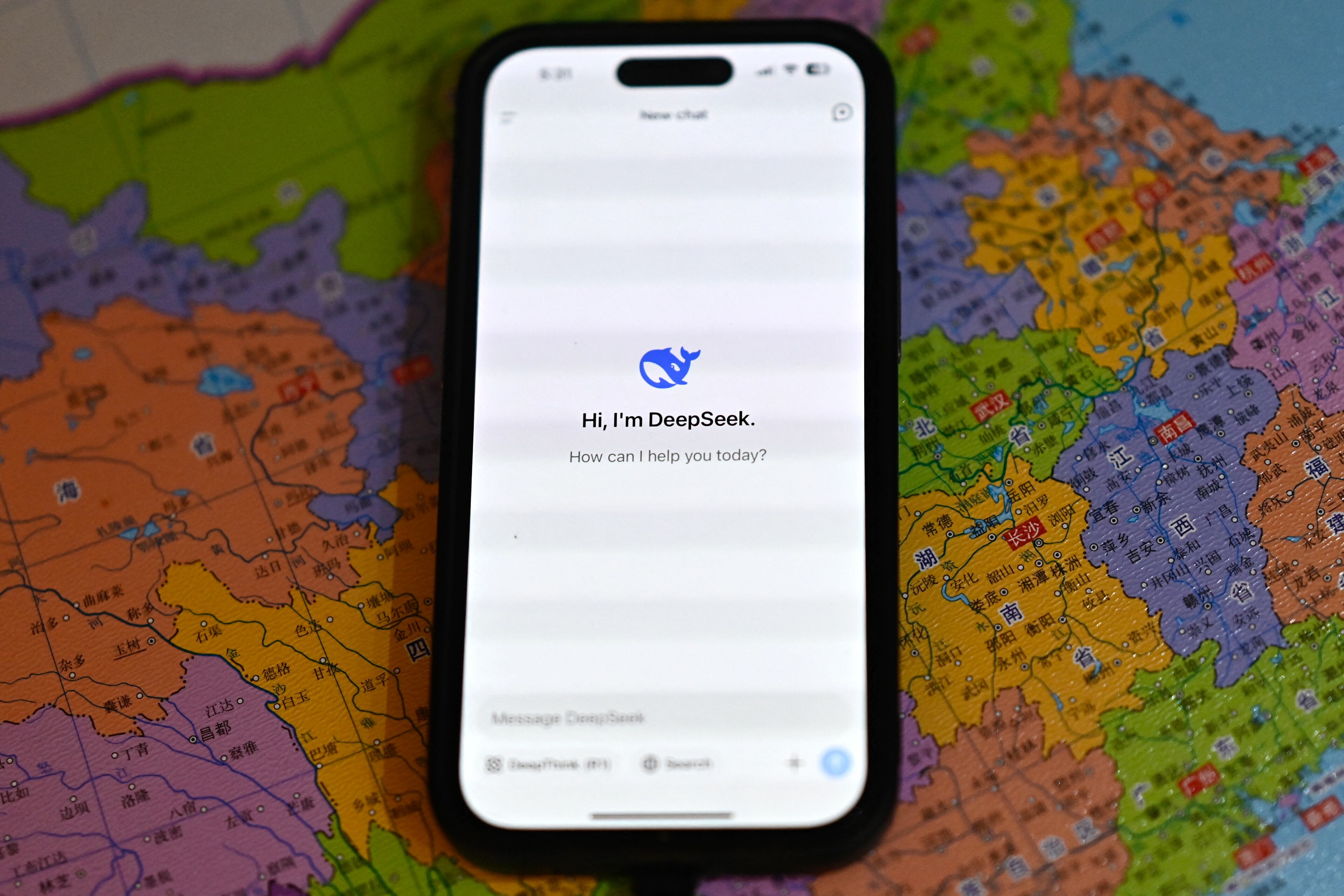 DeepSeek, la compañía china que desafía a los gigantes de la Silicon Valley, es una start-up fundada por un apasionado de la tecnología convencido de que la inteligencia artificial "puede cambiar el mundo". (Photo by Pedro PARDO / AFP)