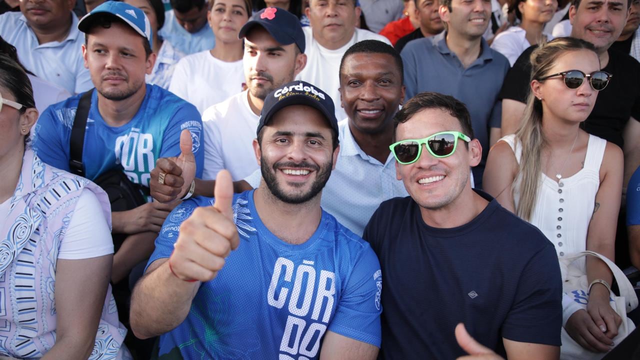 Erasmo Zuleta acompañado de varios deportistas durante la inauguración de los juegos.