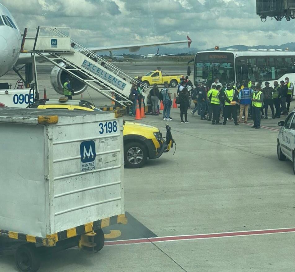 Avión de Latam bloqueado