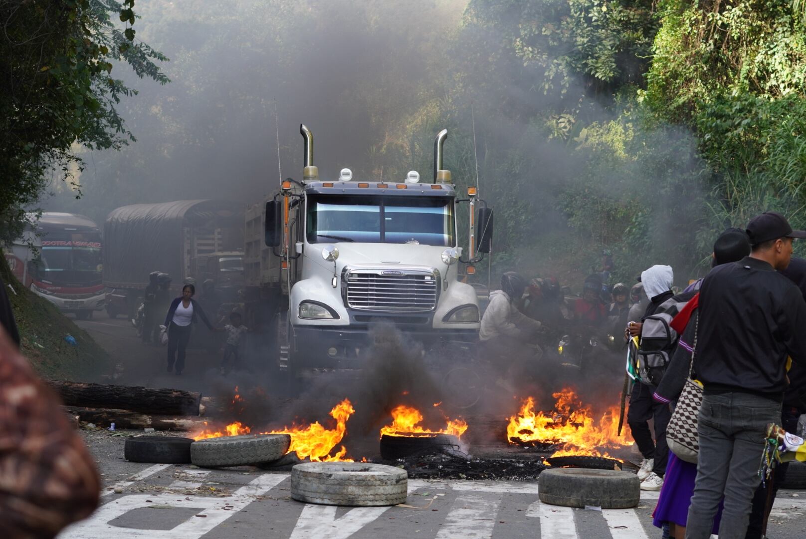 Bloqueo de la via panamericana en Piendamó kilómetro 34 sector Bermejal Cauca por parte de indígenas Misak.