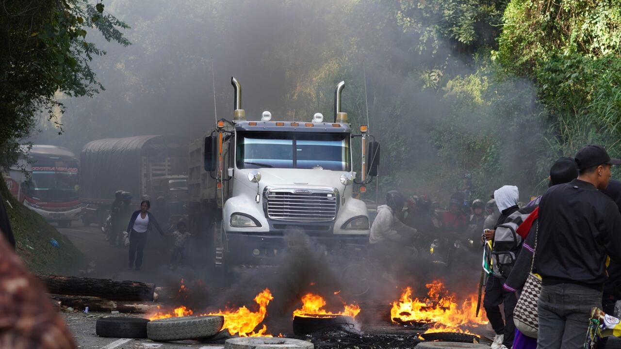 Bloqueo de la via panamericana en Piendamó kilómetro 34 sector Bermejal Cauca por parte de indígenas Misak.