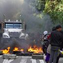 Bloqueo de la vía panamericana en Piendamó Cauca por parte de indígenas Misak.