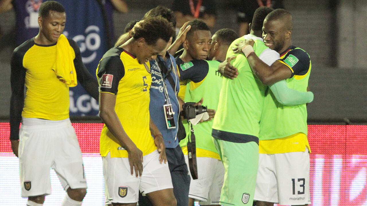 CIUDAD DEL ESTE, PARAGUAY - MARCH 24: Enner Valencia (R) of Ecuador celebrates with teammates qualifying to Qatar 2022 World Cup after a match between Paraguay and Ecuador as part of South American Qualifiers for FIFA Qatar 2022 World Cup at Estadio Antonio Aranda on March 24, 2022 in Ciudad del Este, Paraguay. (Photo by Christian Alvarenga/Getty Images)