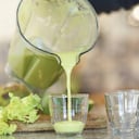 Los expertos recomiendan tomar el jugo de apio en ayunas. Foto: Getty images.