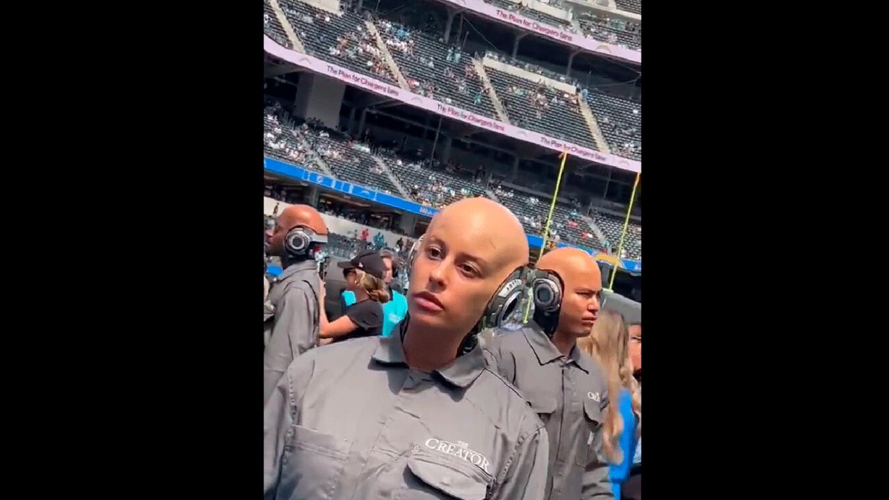 Robots aparecen en un partido de la NFL como parte de una campaña de publicidad.