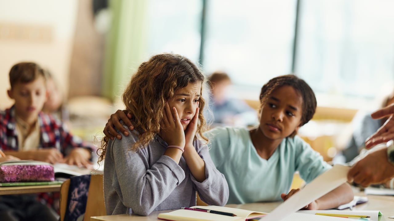 Los estudiantes con una mentalidad arraigada a la desesperanza aprendida suelen tener bajo rendimiento escolar asociado a una falta de autoconfianza.