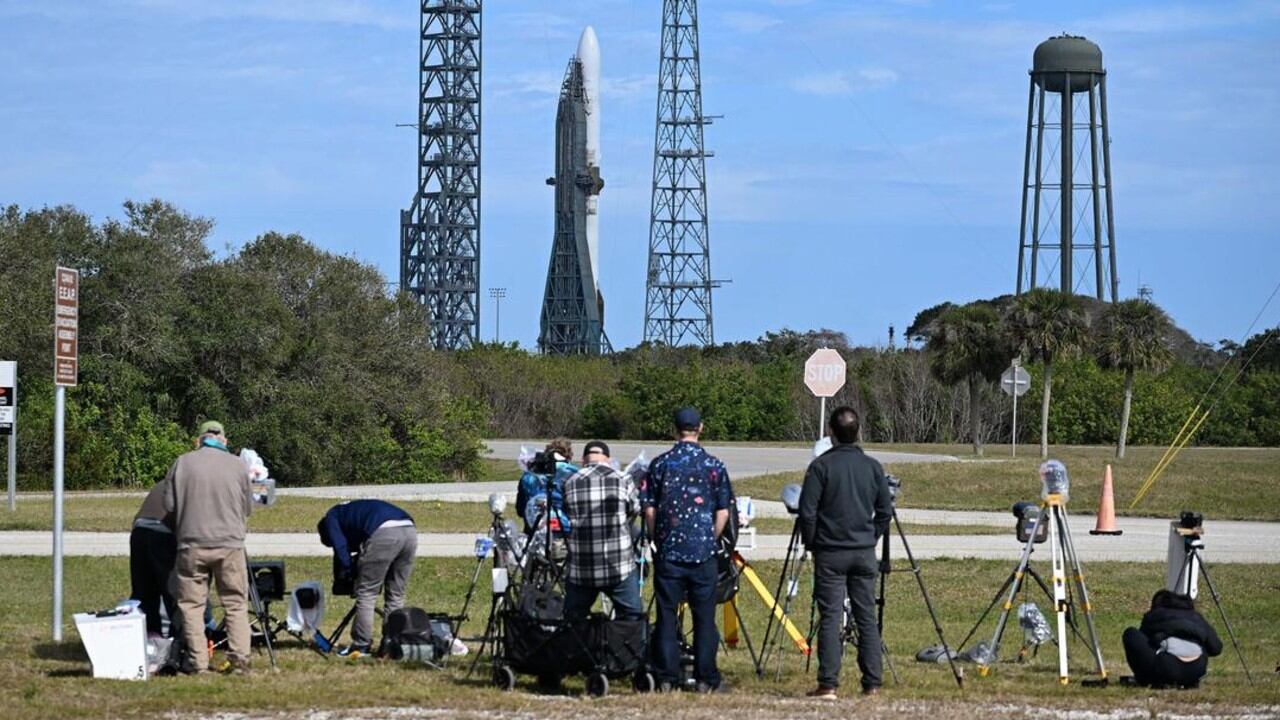 Fotógrafos prepararon sus equipos para el histórico lanzamiento del New Glenn de Blue Origin en Cabo Cañaveral, empresa que ahora compite por el contrato lunar reabierto por Duffy.
