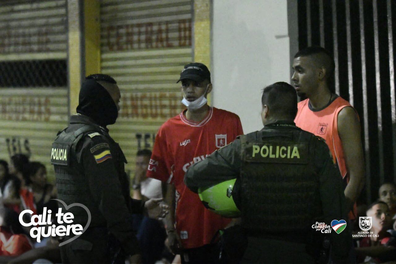 Oficiales de la Policía de Cali durante la captura de un grupo de hinchas del América