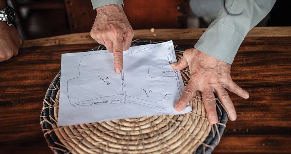     El expresidente Uribe enseña en un mapa la ubicación de los predios Porvenir Uno y Dos, ubicados entre Montería y San Carlos.