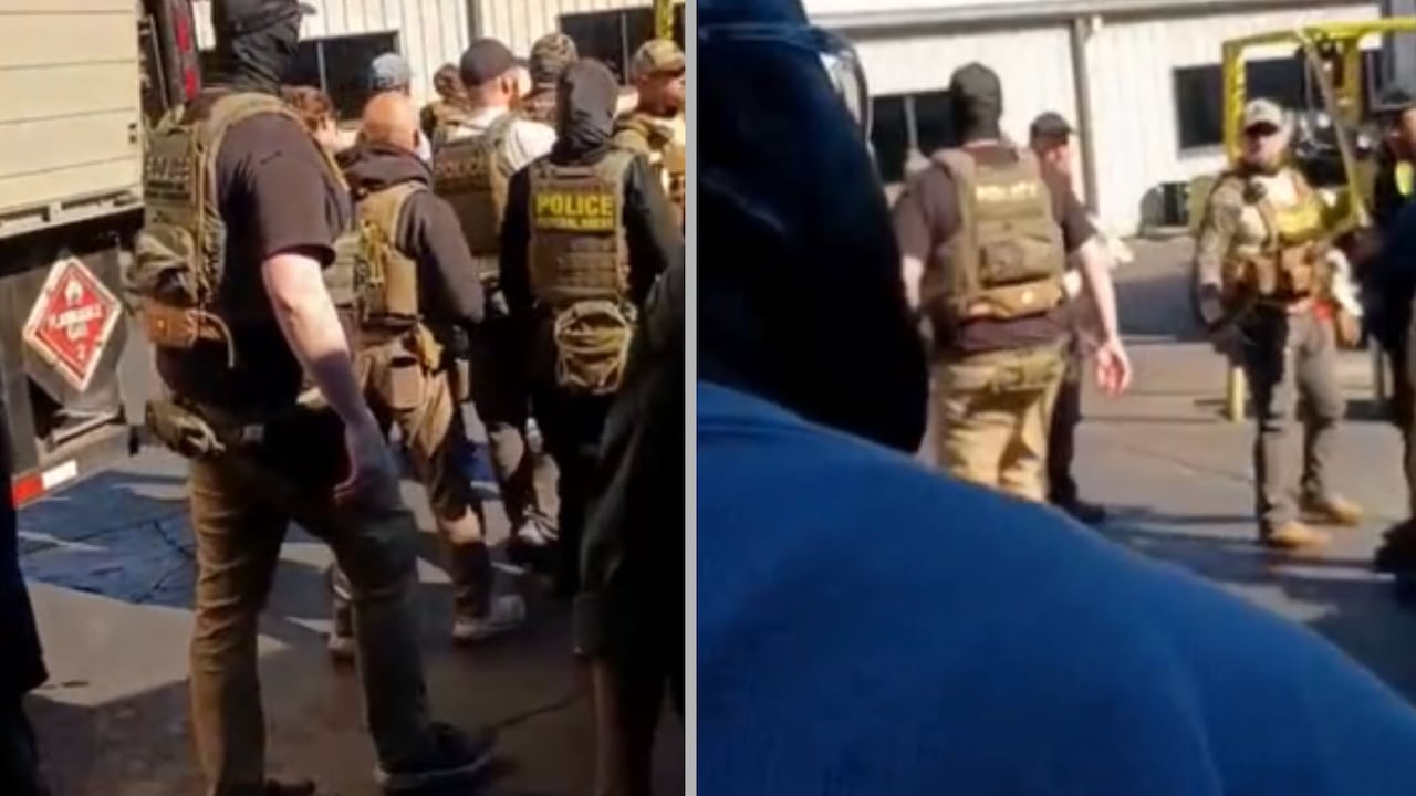 Agentes federales y estatales durante la redada en la planta Burnstein Von Seelen Precision Casting en Abbeville, Carolina del Sur.