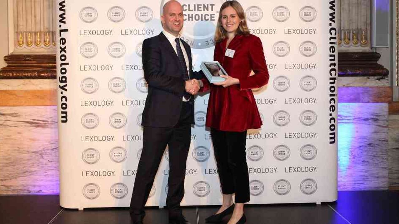 Leonor Osma recibiendo el reconocimiento en representación de la Firma la noche de premiación
