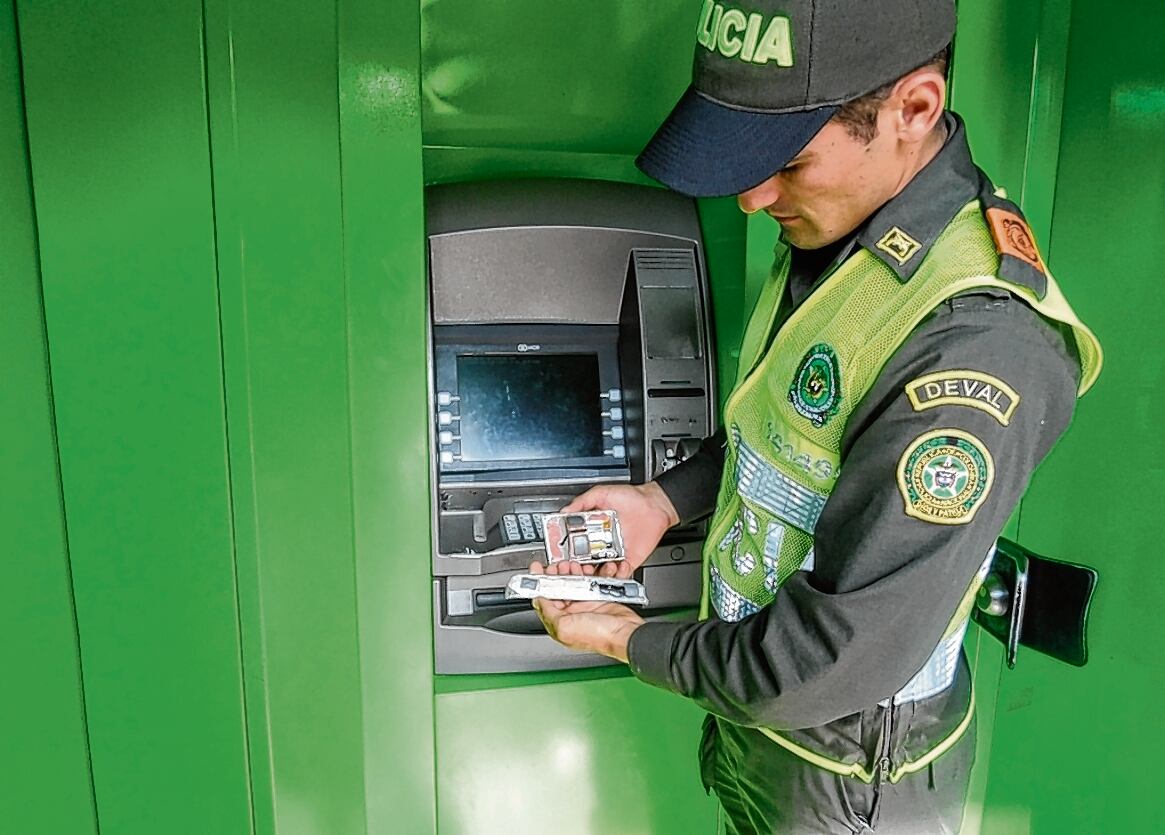 Una  modalidad de robo es el ‘Skimming’: consiste en el robo de información de tarjetas de crédito  en el momento de la transacción, para reproducir o clonar la tarjeta. Ocurre en cajeros.