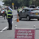 Las principales vías de ingreso y salida de Cali se encuentran totalmente monitoreadas por los agentes de tránsito de la ciudad, que establecieron puestos de control e hicieron un llamado a la precaución a la hora de conducir. La falta de documentación, el exceso de velocidad y el no uso del cinturón de seguridad son las principales causas de multas y llamados de atención. Fotos Raúl Palacios / El País.