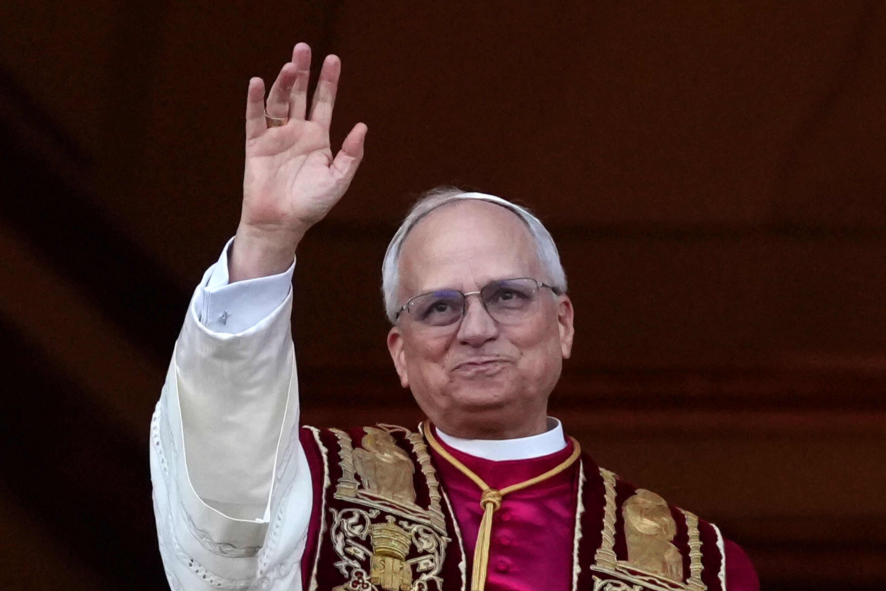 Una columna de humo blanco se asomó al Vaticano a primera hora de la tarde, mientras el Cónclave de Cardenales, en tan solo dos días, elegía al Cardenal Robert Francis Prevost, conocido como el Papa León