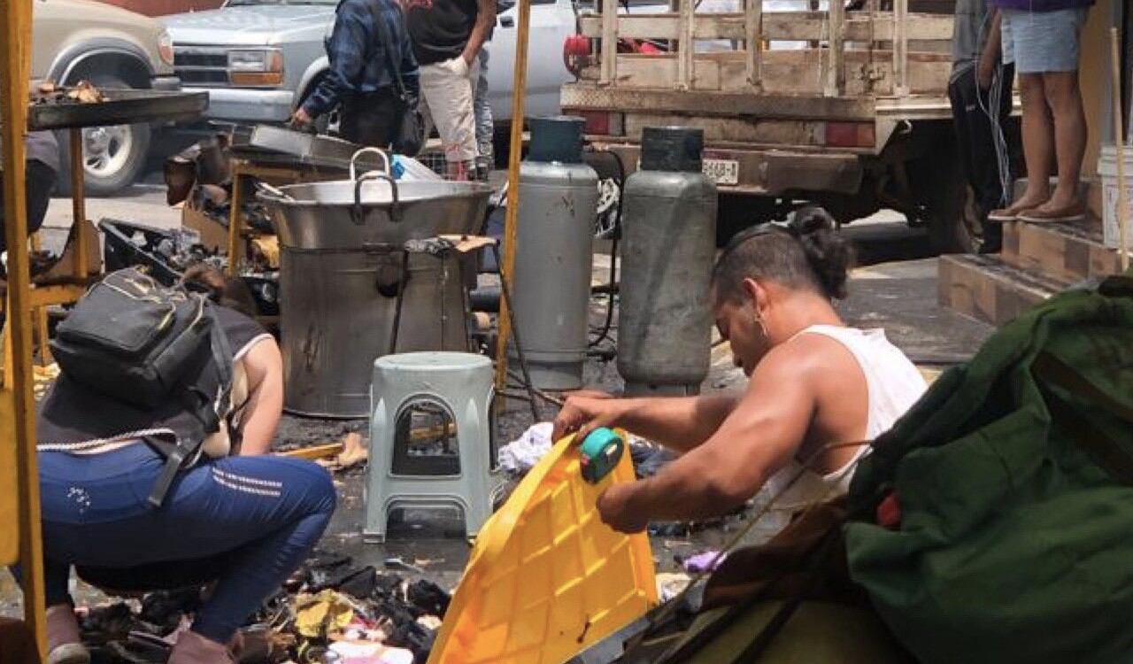 Quienes se encontraban alrededor del lugar de la explosión, recogen lo que quedó tras la tragedia