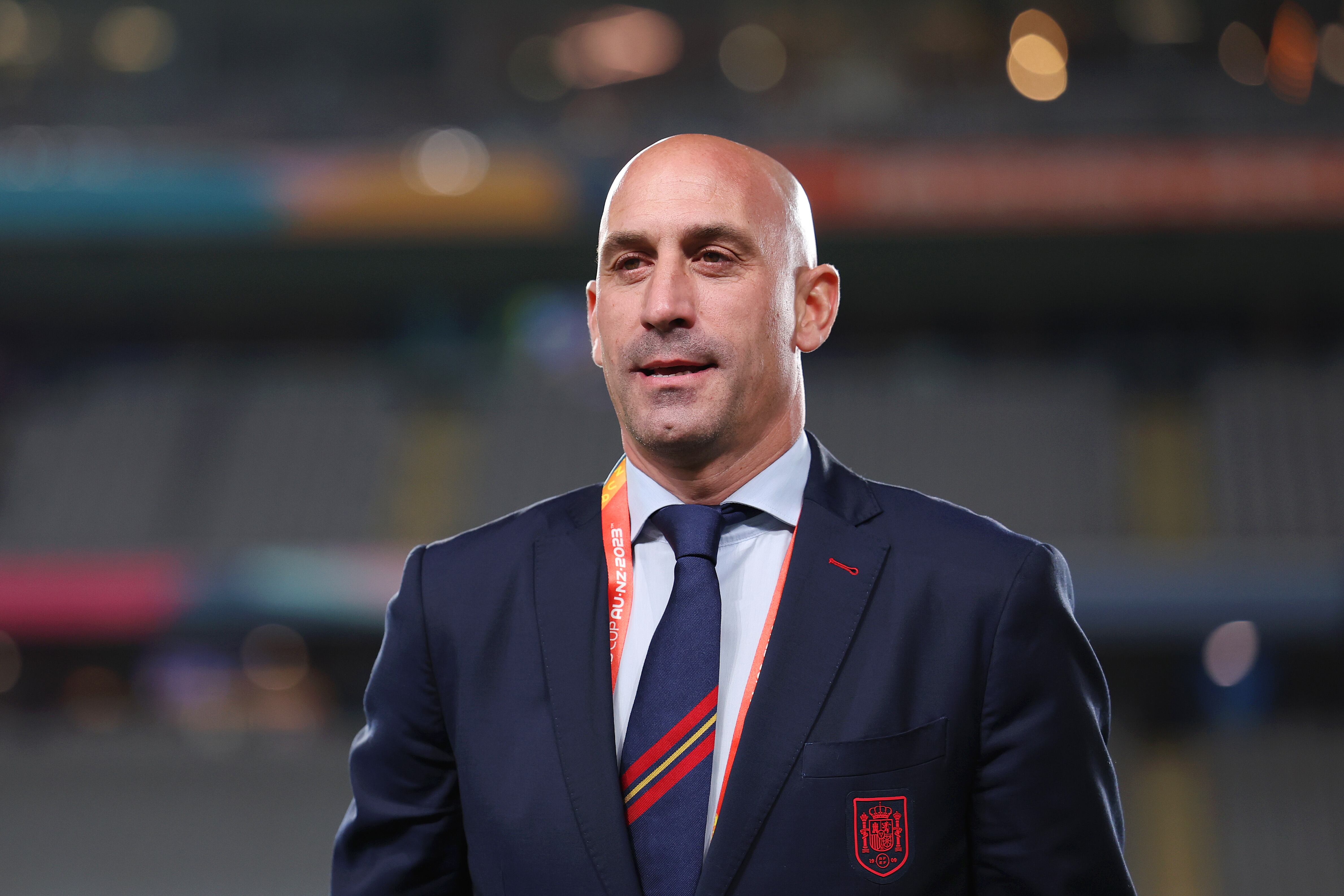 Luis Rubiales, presidente de la Real Federación Española de Fútbol, ​​observa antes del partido de semifinales de la Copa Mundial Femenina de la FIFA Australia y Nueva Zelanda 2023 entre España y Suecia en Eden Park el 15 de agosto de 2023 en Auckland. Tamaki Makaurau, Nueva Zelanda. (Foto de Maja Hitij - FIFA/FIFA vía Getty Images)