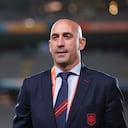 Luis Rubiales, presidente de la Real Federación Española de Fútbol, observa antes del partido de semifinales de la Copa Mundial Femenina de la FIFA Australia y Nueva Zelanda 2023 entre España y Suecia en Eden Park el 15 de agosto de 2023 en Auckland. Tamaki Makaurau, Nueva Zelanda. (Foto de Maja Hitij - FIFA/FIFA vía Getty Images)