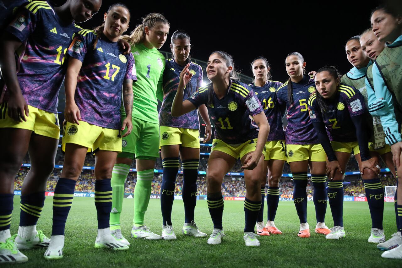 Soccer Football - FIFA Women’s World Cup Australia and New Zealand 2023 - Group H - Germany v Colombia - Sydney Football Stadium, Sydney, Australia - July 30, 2023 Colombia's Catalina Usme with teammates as players huddle on the pitch before the match REUTERS/Carl Recine