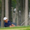 Tiger Woods, de Estados Unidos, juega un tiro desde un búnker en el segundo hoyo durante la primera ronda del US Open Golf Championship, el jueves 17 de septiembre de 2020, en Mamaroneck, N.Y. (AP Photo/John Minchillo)