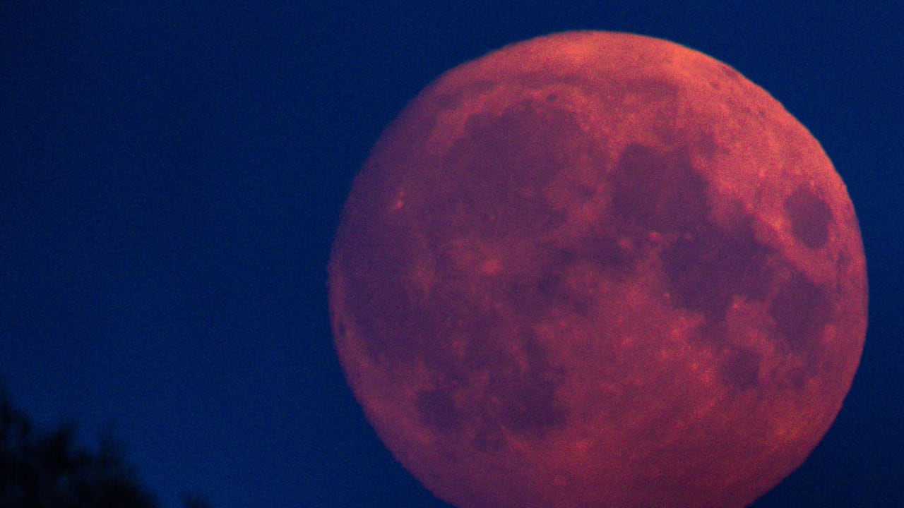 28 de septiembre de 2023, Mecklemburgo-Pomerania Occidental, Alemania: Sale la luna, de un rojo brillante. Foto de Jens Büttner/Picture Alliance vía Getty Images