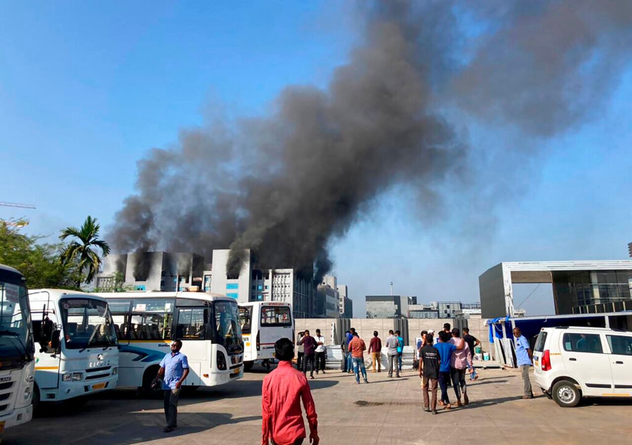 El incendio en Serum Institute de India no afectaría la producción de vacunas.