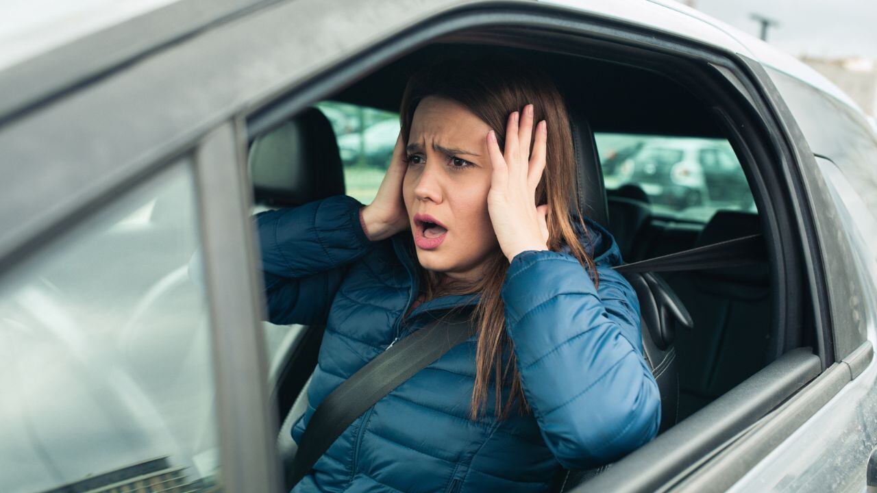 Este es el riesgo de no quitar el freno de mano al manejar