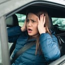 Este es el riesgo de no quitar el freno de mano al manejar