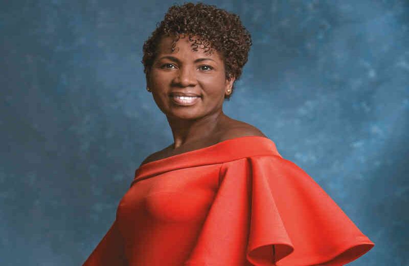 Zulia Mena. Cuando llegó a la Alcaldía de Quibdó en 2012, Zulia María Mena se propuso una tarea que para algunos era imposible: administrar la capital del Chocó con transparencia, lejos de modelos corruptos que han oscurecido la política en esa región. El reto no le quedó grande, lo logró y al final su Alcaldía alcanzó el reconocimiento  como la segunda mejor de todo el país. Aunque se había trazado propósitos complicados, su mayor preocupación eran las filas que día a día los ciudadanos hacían en su despacho, porque veían en su mandato una fuente de empleo, una mano milagrosa que les proveería y cubriría sus necesidades. Varias veces Zulia les confesó a sus más cercanos colegas que nada le preocupaba más que el desempleo y que la solución, al parecer, estaba lejos de su alcance. Los chocoanos coinciden en que su mandato se concentró en darle una nueva cara a Quibdó con obras claves como la Ciudadela Mía —viviendas de interés social—, el Colegio Mía y la remodelación del centro; además de sus esfuerzos porque a todos los rincones de la ciudad llegara agua potable. Sus planes insignia estuvieron en contravía de la clase corrupta, pues su mandato provino de las comunidades negras de base que la eligieron. Su proyecto administrativo era la Ruta Q que buscaba, bajo el esquema de transparencia, que todos los propósitos estuvieran enfocados en promover la cultura (creó la primera orquesta sinfónica juvenil de Quibdó), y en mejorar la infraestructura. La transparencia en la administración de Quibdó y la lucha por los derechos de las comunidades afros del Chocó hacen de Zulia una de las líderes más destacadas del país.