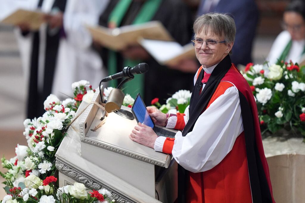 La reverenda Mariann Budde dirige el servicio de oración nacional al que asistió el presidente Donald Trump en la Catedral Nacional de Washington, el martes 21 de enero de 2025, en Washington. (Foto AP/Evan Vucci)