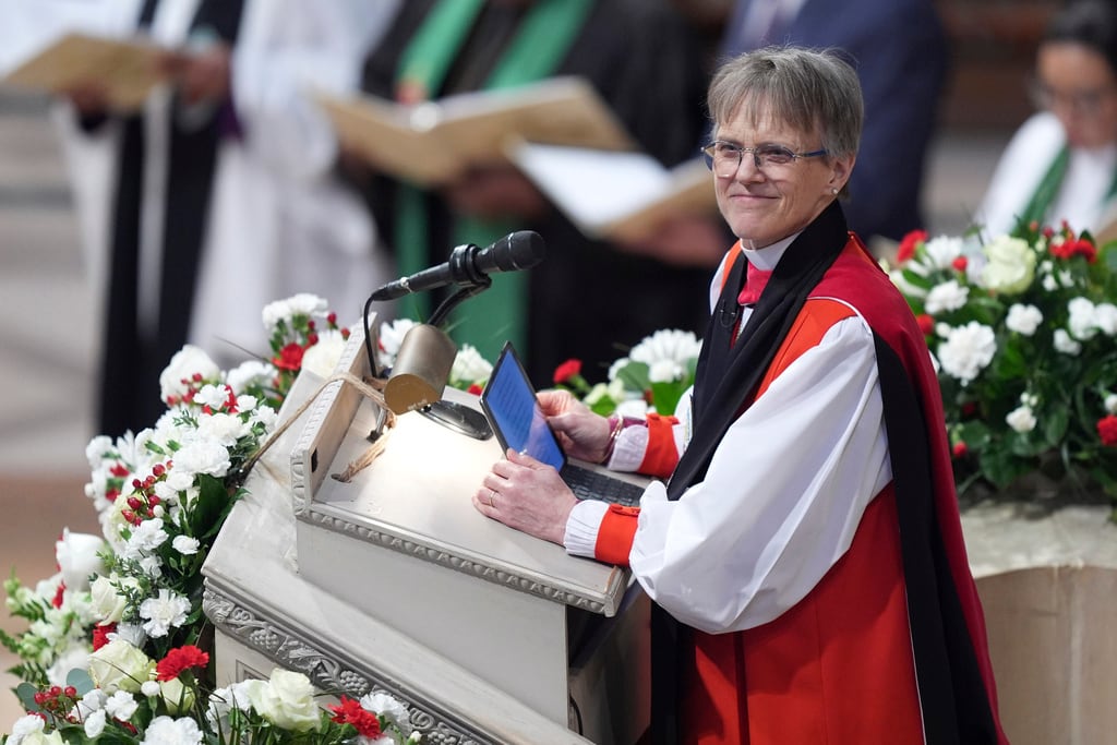La reverenda Mariann Budde dirige el servicio de oración nacional al que asistió el presidente Donald Trump en la Catedral Nacional de Washington, el martes 21 de enero de 2025, en Washington. (Foto AP/Evan Vucci)