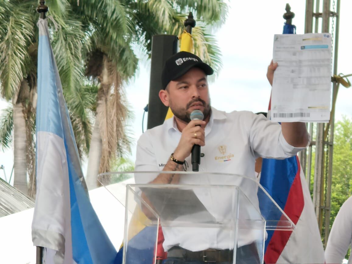 El ministro de Minas y Energías, Edwin Palma, firmó este sábado en Cali, una alianza Público -Popular con Sintraemcali, Emcali y Fenoge para llevar el programa ColombiaSolar a hogares vulnerables del oriente de la ciudad que impactará la factura de energía. Foto: José Luis Guzmán / El País.